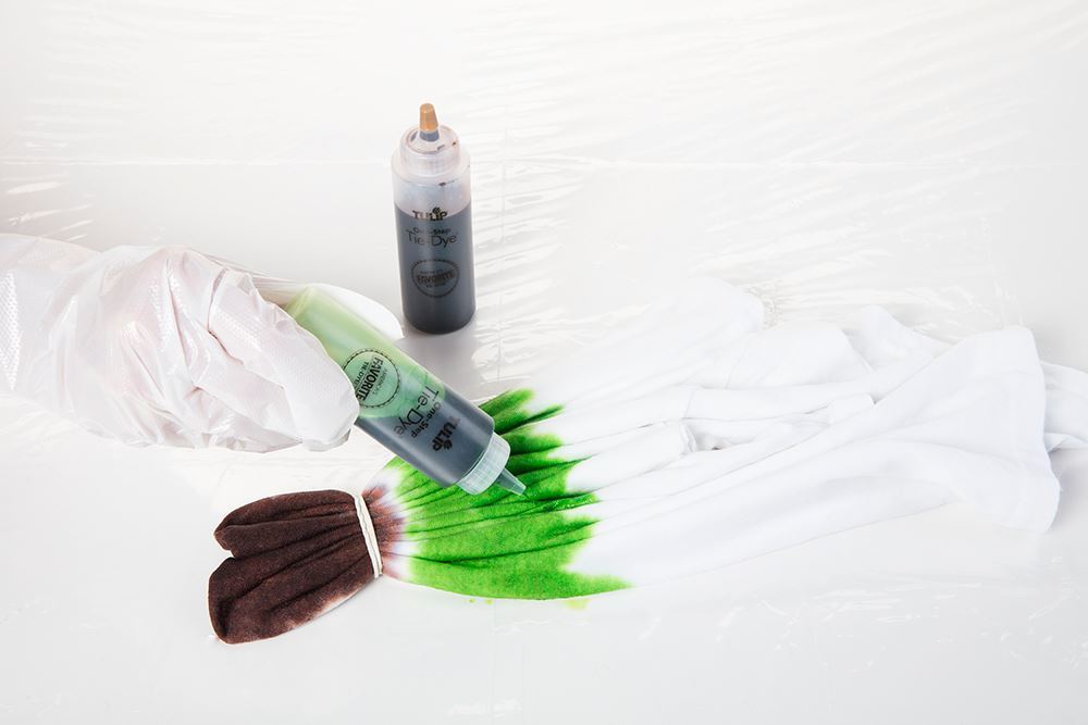 Reindeer Tie Dye Steps - apply green dye