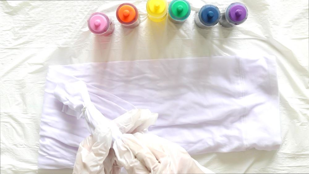 Make Your Own Rainbow Tie-Dye Leggings - bind with rubber bands