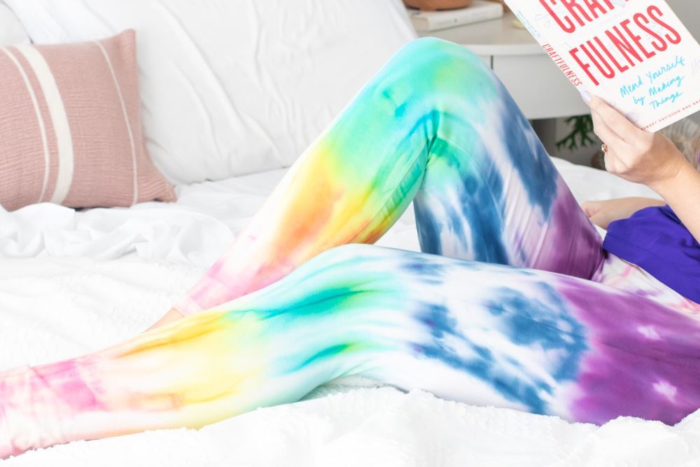 Make Your Own Rainbow Tie-Dye Leggings 
