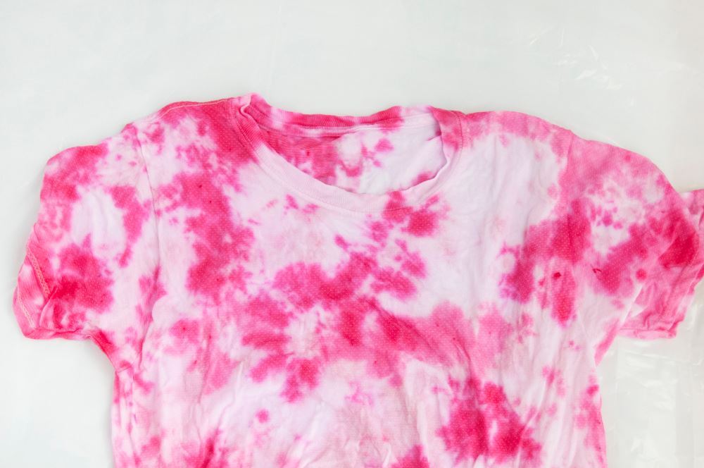 Candy-Inspired Two-Minute Tie Dye Shirts - microwave in container