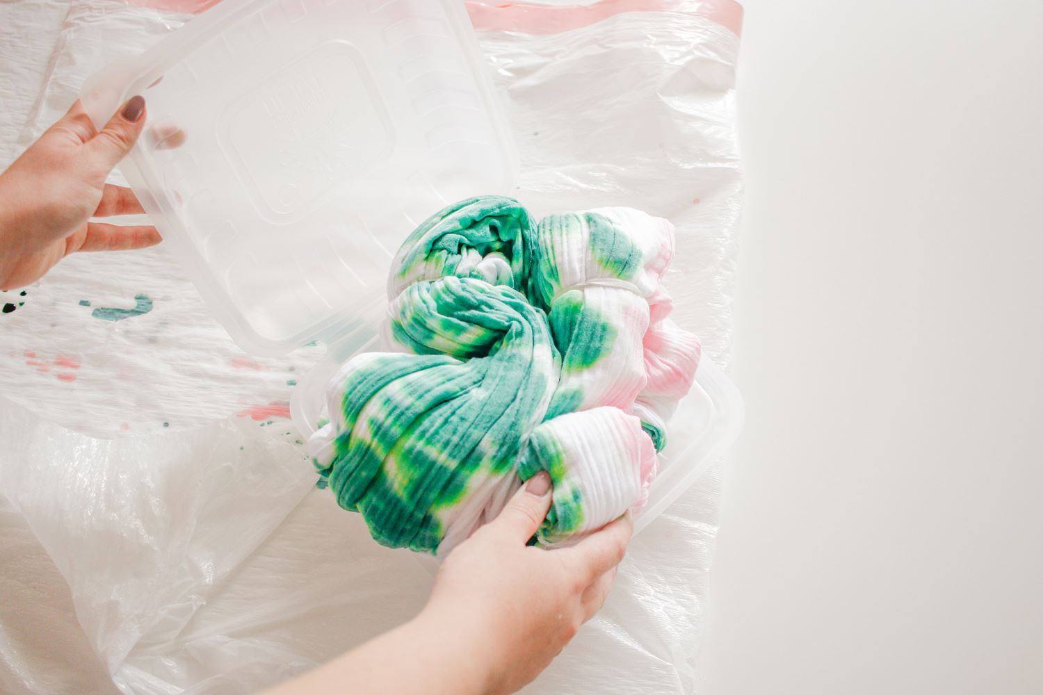 Microwave in Two Minute Tie-Dye Container