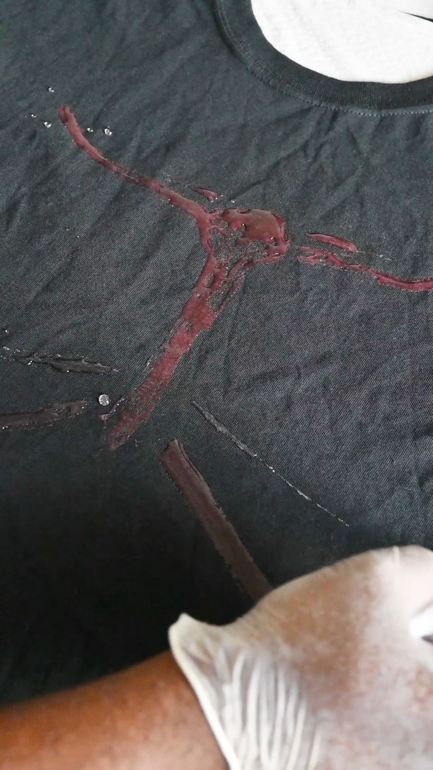 Use reverse dye pen to draw the skeleton torso